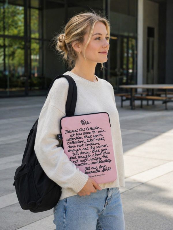 Laptop sleeve fra LOQI – Guerrilla Girls design
