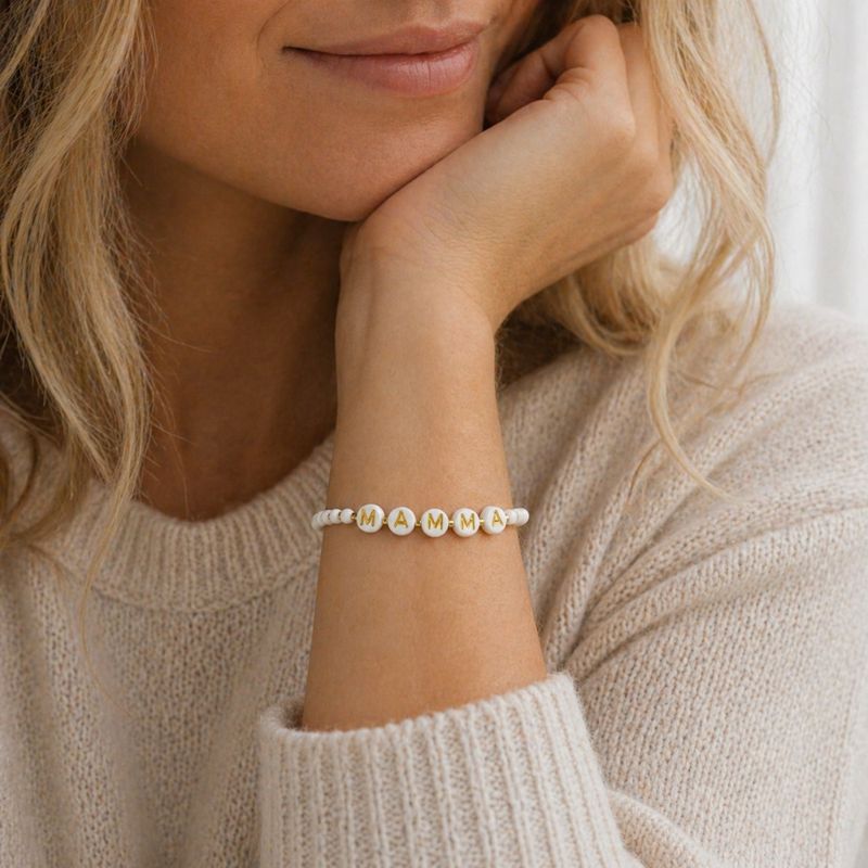 MAMMA hvitt perlearmbånd – Malin Tveit Design