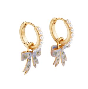 Hovedbilde Fable Bow Pearl Huggie &Oslash;redobber – 22k ...