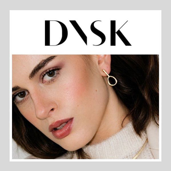 Dansk Copenhagen er kjent for sin minimalistiske stil, høye kvalitet og tidløse design. Med en dyp forankring i skandinavisk kultur, kombinerer danske smykkemerker som Dansk Copenhagen tradisjonelt håndverk med moderne estetikk. Resultatet er smykker som reflekterer enkelhet og eleganse, ofte laget av materialer som sterlingsølv og gull. Dansk smykkekunst er også kjent for sitt fokus på bærekraft og miljøvennlige praksiser.